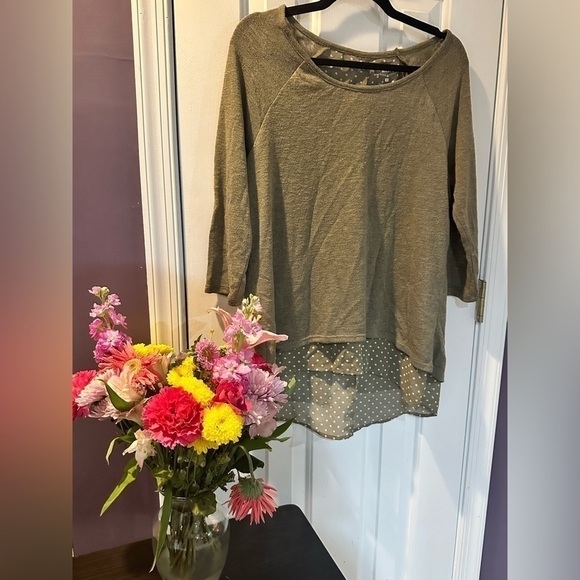 NEW York & Company Split Back top - Picture 4 of 4